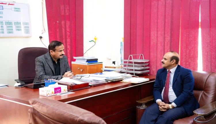 المحافظ بن الوزير يطّلع على اتفاقية حماية المهاجرين وبرامج التخطيط التنموي بشبوة