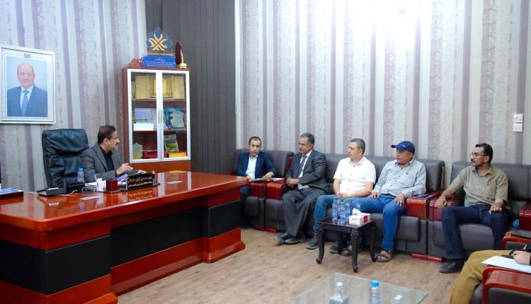 المحافظ بن الوزير يناقش مع وفد وزارة المياه والبيئة تنفيذ التقييم المؤسسي لهيئة حماية البيئة وفروعها