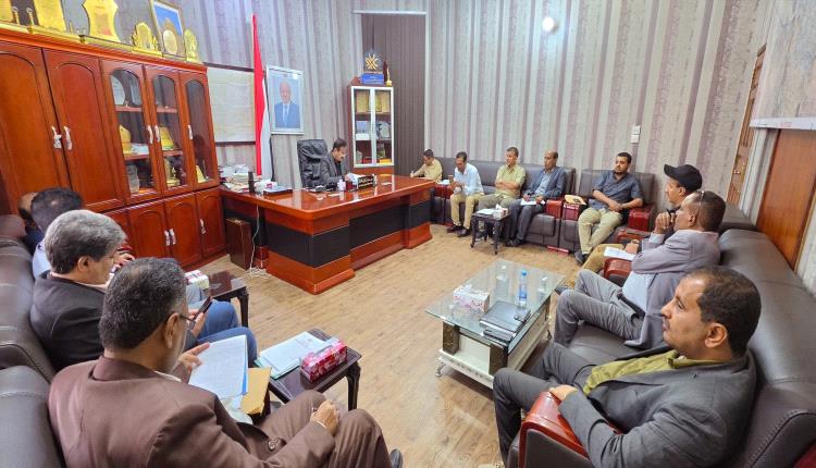 برئاسة المحافظ بن الوزير.. لجنة المناقصات تُقر إرساء (8) مشاريع بكلفة إجمالية تتجاوز مليار و155 مليون ريال.