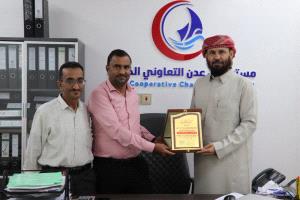 تقديراً لعطائها الإنساني.. سرار يافع تكرم هيئة الخليج وعدن للتنمية