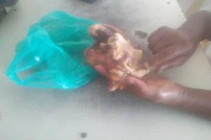 مكتب الأشغال العامة في خنفر يضبط دجاجًا فاسدًا في أحد مطاعم سوق جعار