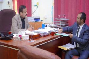 المحافظ بن الوزير يوجه بصرف راتب شهرين للأطباء ويشدد على تعزيز استقرار الخدمات الصحية في شبوة