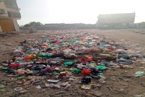 أهالي مدينة السلام في لحج يناشدون السلطات التدخل العاجل لمعالجة تراكم القمامة