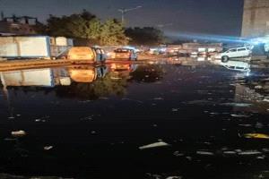 المجاري تغرق الشارع العام في الممدارة بمديرية الشيخ عثمان.. والأهالي يطلقون نداء استغاثة