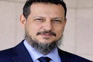 محافظ عدن عبدالرحمن شيخ.. جهود كبيرة في مسار صعب لإعادة ترتيب واقع المحافظة 