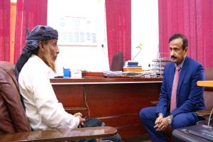 المحافظ بن الوزير يلتقي حسين العظمي والد الشابين الغريقين ويؤكد الوقوف إلى جانب أسرته.