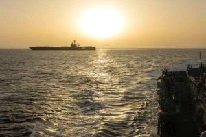 حاملة الطائرات “أبراهام لينكولن” تعبر بحر العرب ضمن انتشار عسكري أمريكي واسع