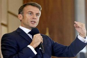ماكرون يرفض “سياسة القبضة الحديدية” تجاه الجزائر ويصف الداعين لها بـ“المجانين”