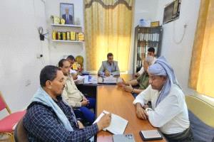 اجتماع في سقطرى يناقش مشاريع صيانة الطرق والجسور وأولويات التدخل العاجل