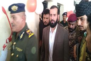 المحافظ مختار الرباش يدشّن فتح الإصدار الآلي في خنفر بعد توقف دام عامين