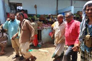 في إطار توجيهات محافظ أبين الدكتور الرباش.. مدير عام الموارد المالية يتفقد أسواق زنجبار لتقييم أداء صندوق النظافة وتعزيز التحصيل