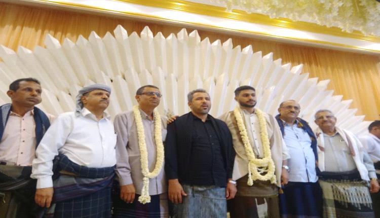 بحضور المستشار الفريق تركي والمحافظ الحالمي ..  
عرس آلـ القطيبي يجمع الطيف اللحجي والجنوبي بكافة قياداته ومشاربه.. الدكتور خالد الجابر يحتفي بزفاف نجله د. «سيف»