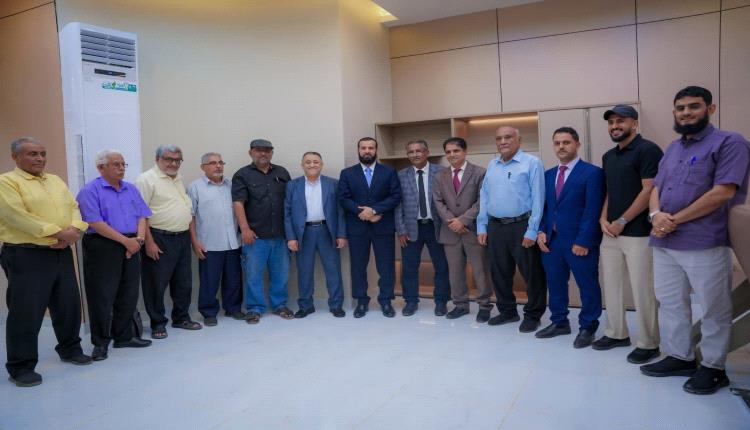 محافظ أبين خلال مراسم الاستلام والتسليم بين مديري العموم السلف والخلف: نُقدّر جهود من سبقوا.. ونتطلع إلى مرحلة جديدة من العمل المؤسسي