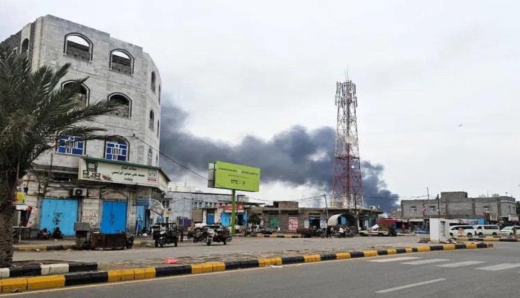 هجوم حوثي مكثف على المخا بالصواريخ والمسيرات وسقوط قتلى وجرحى
