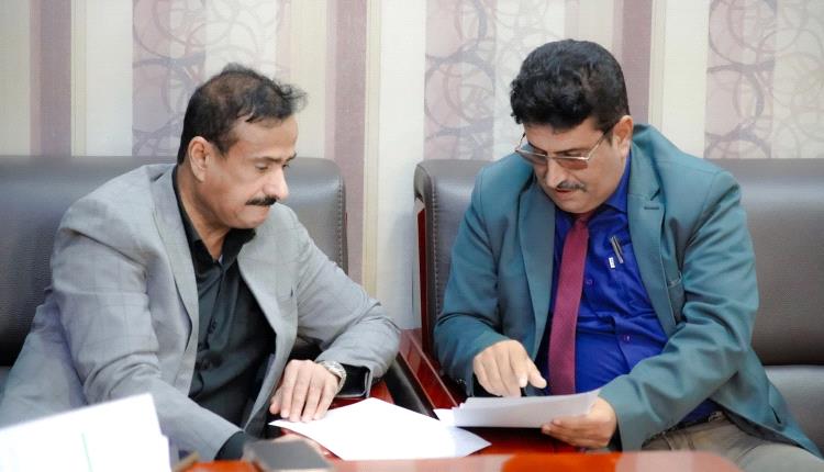 المحافظ بن الوزير يطلع على أوضاع مديرية الروضة ويوجه باستكمال كهرباء سلمون ومعالجة عدد من الاحتياجات الخدمية