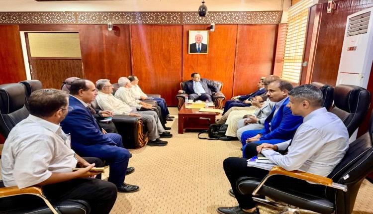 الوزير السقطري يناقش مع فريق الأمانة العامة لمجلس الوزراء مستوى تنفيذ خطط الوزارة وتعزيز الأداء المؤسسي