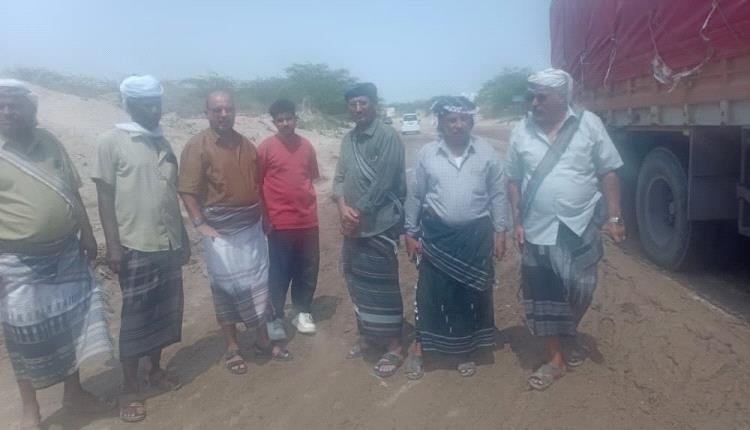 فتح الخط الدولي بين عدن وحضرموت في وادي أحور عقب إزالة مخلفات السيول