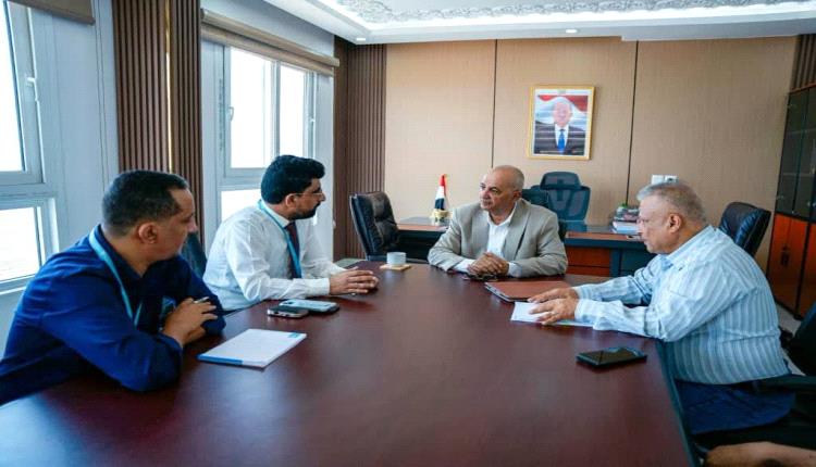 وزير المياه والبيئة يوقع اتفاقية لتنفيذ مشروع حفر بئرين وخط ناقل للمياه في مأرب