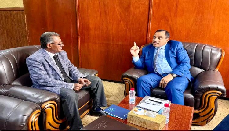 الوزير السقطري يناقش مع مدير عام مكتب الزراعة بأبين تعزيز الإنتاج الزراعي ومشاريع الأمن الغذائي
