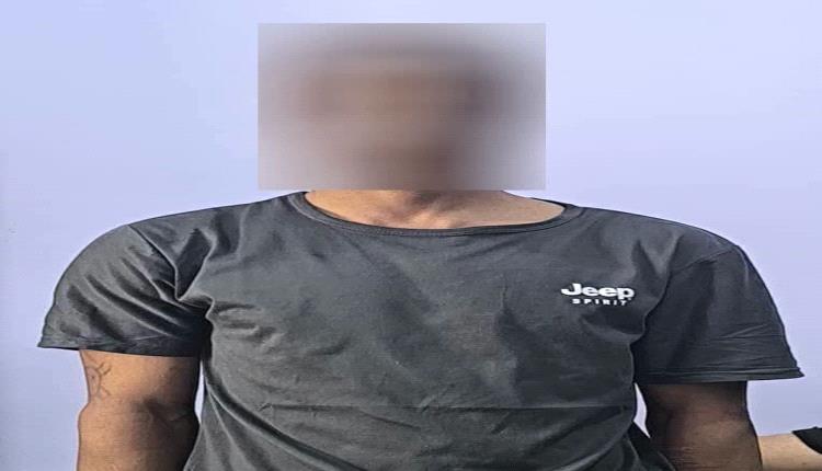 شرطة دار سعد تضبط متهما من ذوي السوابق في قضايا السرقة والنشل.