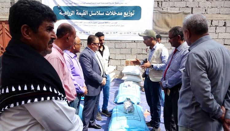 نائب محافظ أبين يدشن توزيع مدخلات سلاسل القيمة الزراعية لصغار المزارعين بمديرية زنجبار