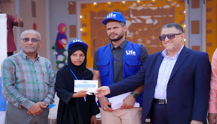 الحامد يدشن توزيع السلال الغذائية والمساعدات النقدية للأيتام في زنجبار