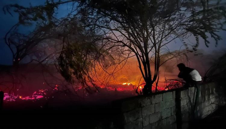 حريق بجوار السجن المركزي في زنجبار.. شباب يحاولون إخماده وسط غياب سيارات الإطفاء