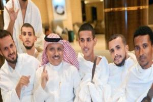 49 معتمراً من الصم والبكم من أبين يصلون مكة ويشيدون بدعم محافظ المحافظة