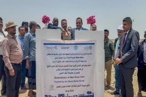 وزير الزراعة ومحافظ لحج يفتتحان مصنع 