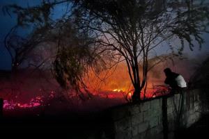 حريق بجوار السجن المركزي في زنجبار.. شباب يحاولون إخماده وسط غياب سيارات الإطفاء