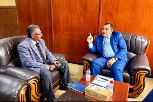 الوزير السقطري يناقش مع مدير عام مكتب الزراعة بأبين تعزيز الإنتاج الزراعي ومشاريع الأمن الغذائي