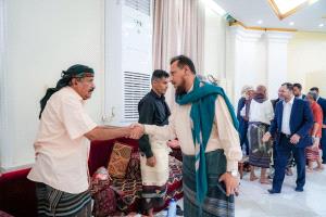 محافظ العاصمة عدن ووزير الكهرباء يؤديان واجب العزاء لأسرة المستشار سعيد ظيفير