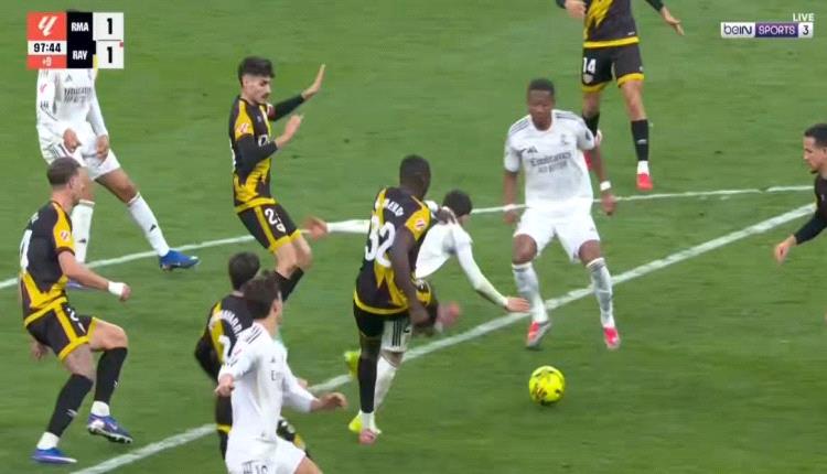 ريال مدريد ينتزع فوزًا مثيرًا أمام رايو فاييكانو في الدوري الإسباني