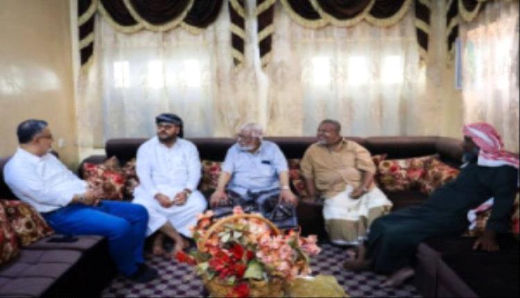 وفد من انتقالي حضرموت يطمئن على صحة المناضل الأكتوبري سالم باعثمان بالمكلا