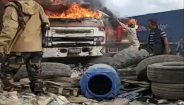 حريق يلتهم عدداً من الشاحنات في محيط ميناء الحاويات بعدن