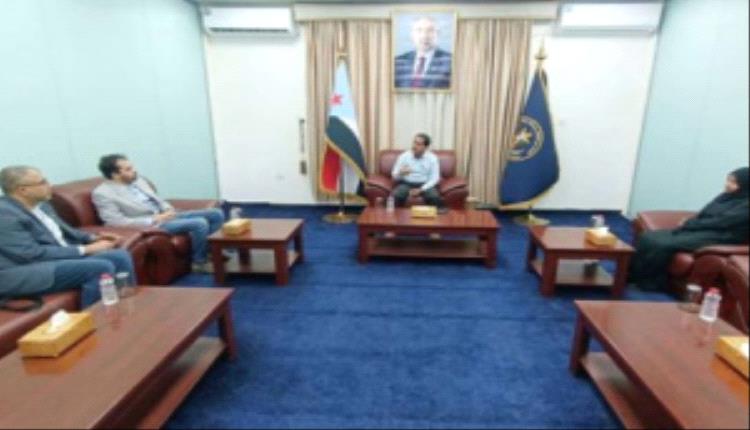 أمانة المجلس الانتقالي تؤكد أهمية الشراكة الإنسانية مع الصليب الأحمر الدولي