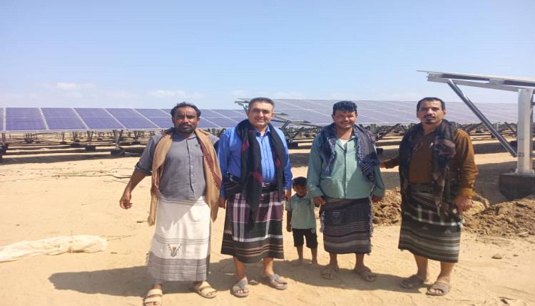 وكيل محافظة أبين يتفقد الأوضاع الخدمية في مدينة شقرة ويطلع على مشروع الطاقة الشمسية