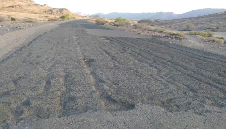 بدء أعمال ردم الحفريات على الطريق بين المسيمير وعقان بلحج