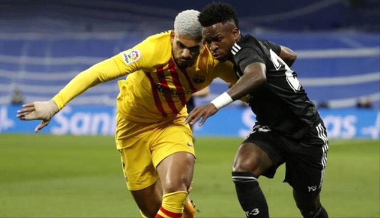 فينيسيوس جونيور يدعم مدافع برشلونة نفسيًا