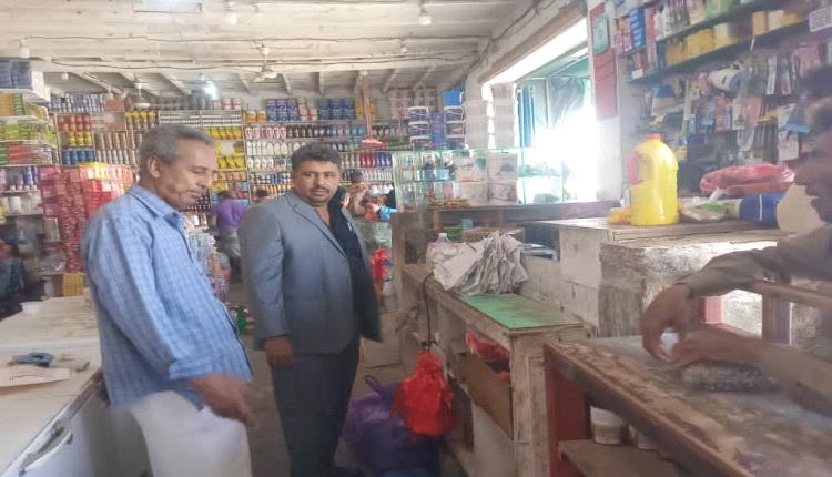 مدير عام الصناعة والتجارة بأبين ينفذ نزولًا ميدانيًا لسوق شقرة لمتابعة أسعار السلع والمخزون الغذائي