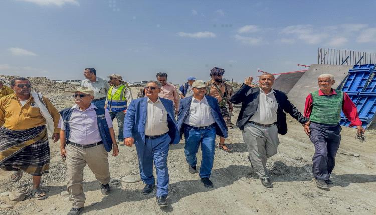 وفد من وزارة الزراعة والسلطة المحلية وفريق إعلامي من أبين يزورون مشروع سد حسان