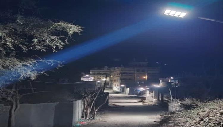 بدعم من رجل الأعمال محمد محمود الجردمي: إنارة طرقات قرن الضباب في منطقة رخمة بيافع رصد