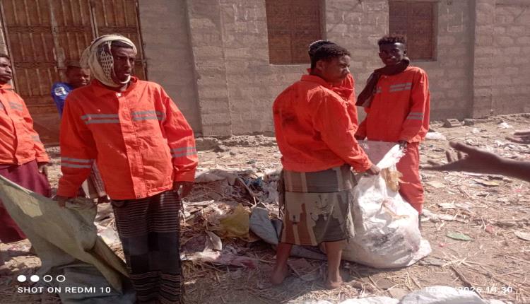 صندوق النظافة والتحسين بأحور ينفذ حملة لإزالة القمامة في الشارع العام والشوارع الفرعية في عاصمة المديرية