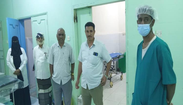 نائب مدير عام صحة أبين د. السعيدي يشهد سير العمل بالمخيم الطبي المجاني لجراحة اللوزتين بمستشفى زنجبار