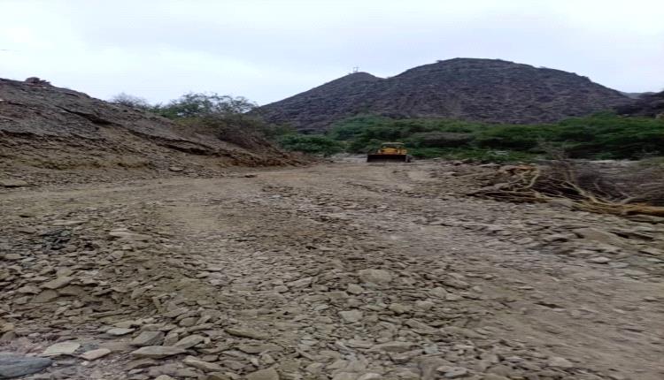 تدشين العمل بتوسعة طريق حطاط بيافع سرار لتأمين وصول ناقلات الوقود والمركبات الثقيلة