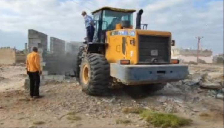 حملة حازمة لإزالة البناء العشوائي في خور مكسر وإطلاق نار من مسلحين يفشل في إيقافها