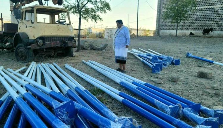 وصول الدفعة الثانية من أعمدة إنارة شوارع لودر بدعم العميد ناصر عبدربه