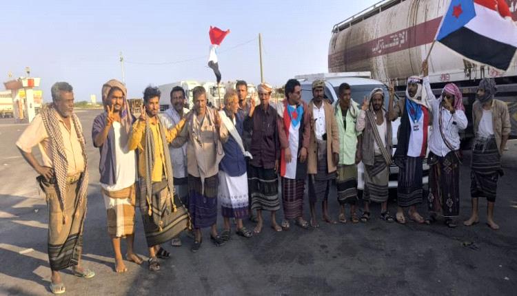 طلائع موكب أبناء أحور يصلون نقطة التجمع بدوفس استعداداً لزحف عدن