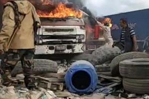 حريق يلتهم عدداً من الشاحنات في محيط ميناء الحاويات بعدن