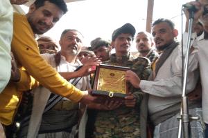 انتقالي أبين يكرّم الجندي صالح مسهر الكازمي بدرع الوفاء في مليونية زنجبار